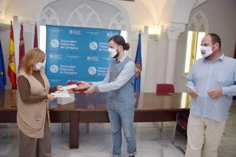 Magda Lorente, entregando la Mascarilla+Com al intérprete de lengua de signos de la UPCT. Junto a él, el vicerrector Sergio Amat.