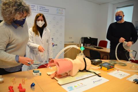 La rectora, Beatriz Miguel, observando los dispositivos sanitarios desarrollados por Lola Ojados y Joaquín Roca.