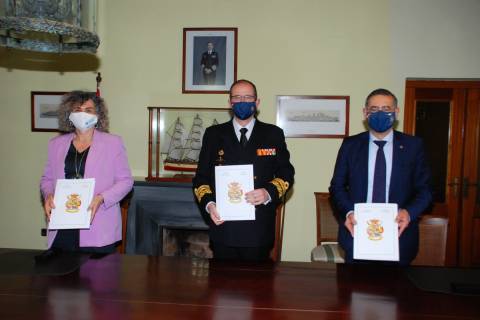 Los rectores de la UPCT y la UMU, junto al almirante del Arsenal, firmando la cesión del edificio.