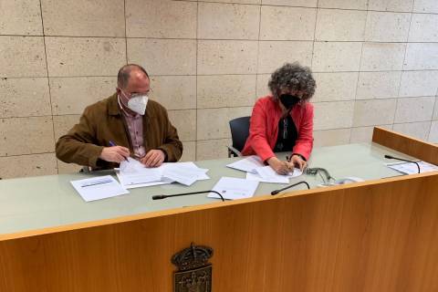 El alcalde de Totana y la rectora de la UPCT, firmando el convenio. Foto del Ayuntamiento de Totana.