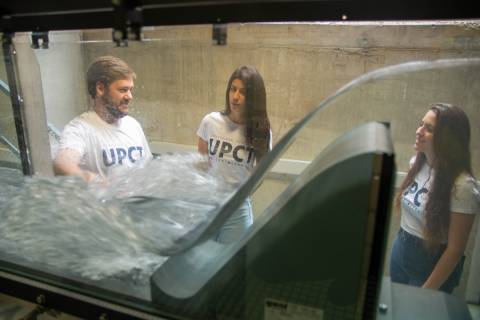 Alumnos en el Laboratorio de Ingeniería Hidráulica.