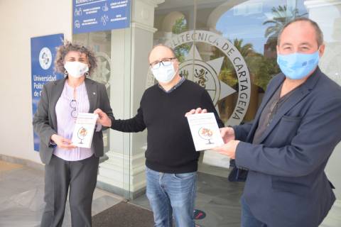 Juan Medina entregando, ayer, dos ejemplares de su libro a la rectora, Beatriz Miguel, y al vicerrector Luis Javier Lozano.