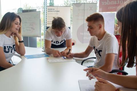 Estudiantes en la Oficina de Emprendedores de la UPCT.