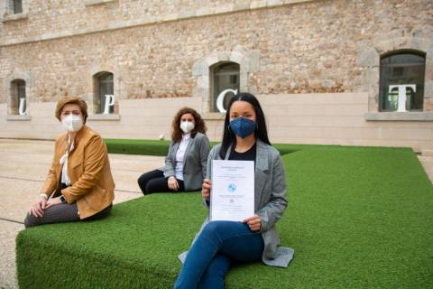 Valeria Buenaño junto a las directoras de su TFG, Ino Martínez e Isabel Olmedo, en el CIM.