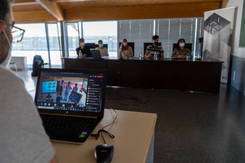 Alumnos finalistas exponiendo su proyecto por videoconferencia ante el jurado de la UPCT.