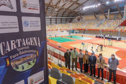 El vicerrector de Estudiantes y Deportes, Sergio Amat, junto al resto de autoridades y organizadores durante la presentación del campeonato.