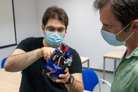 Los investigadores Joaquín Carrasco Palazón y Francisco López Castejón, junto al microscopio que han impreso en 3D.