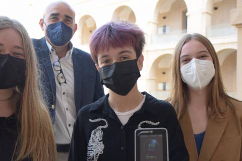 Blanca Solano, Ana María barbero y Elena Navarro, junto al medidor de CO2 y a su profesor, Alfonso Aniorte.