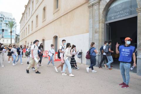 Estudiantes accediendo a la Escuela de Industriales para examinarse de la EBAU.