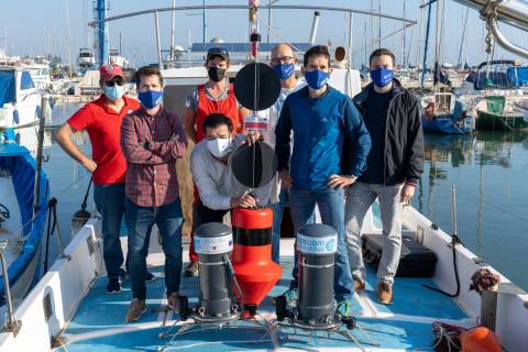 Los investigadores participantes en el proyecto, durante la jornada en la que instalaron la boya experimental.