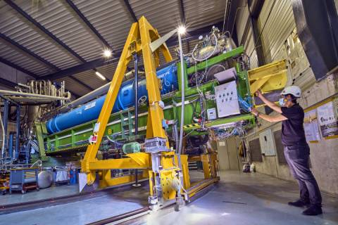 El investigador Sergio Arguedas Cuendis, preparando el experimento. Foto del CERN 