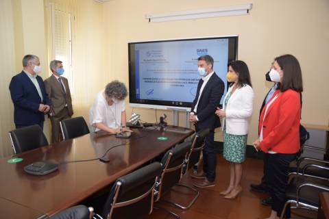 La rectora, Beatriz Miguel, firmando la creación de la nueva cátedra.