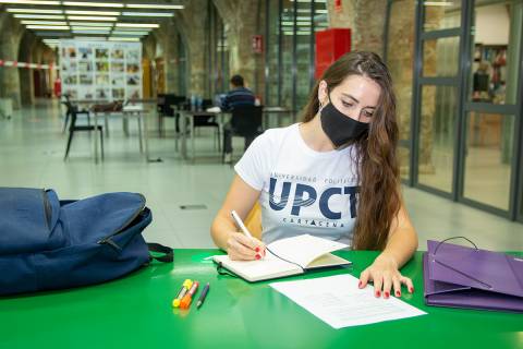 Una alumna en el CRAI Biblioteca del Campus Muralla del Mar.