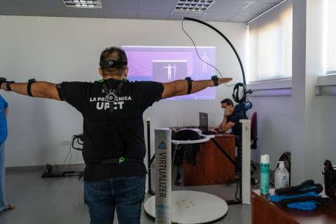 Técnicos del SEDIC mostrando las posibilidades del equipo para el estudio ergonómico.