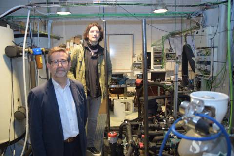 Antonio López y José Ramón García Cascales en el Laboratorio de Frío y Calor de la UPCT.