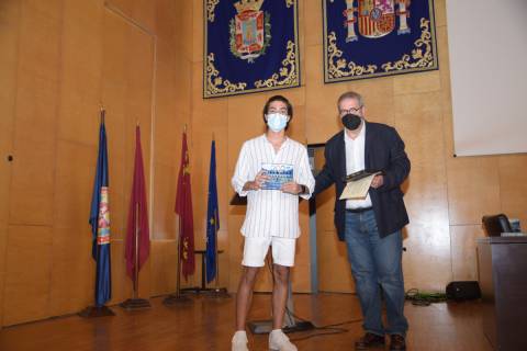 Sergio Lozano recogiendo su premio de manos de José Damián Catalá.
