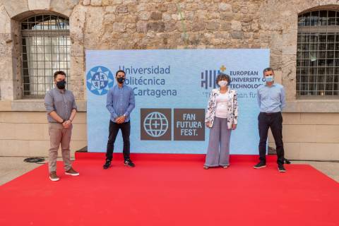 La rectora, Beatriz Miguel, junto a organizadores del Fan Futura Fest.