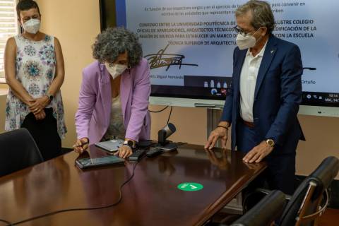 La rectora y el decano del Colegio, firmando el convenio.