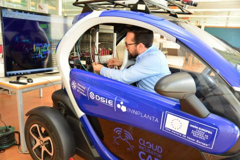 El profesor Pedro Javier Navarro ultimando la configuración eléctrica del coche autónomo de la UPCT.