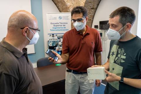 Joan García, Antonio Javier García y Rafael Asorey, observando los datos registrados por el medidor de partículas.