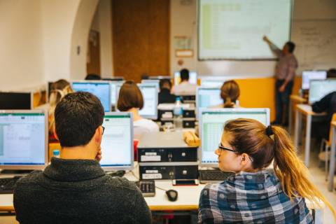 Estudiantes en un aula de la Facultad de Ciencias de la Empresa.