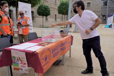 Manuel Abrisqueta, del CPCD, aportando un donativo.