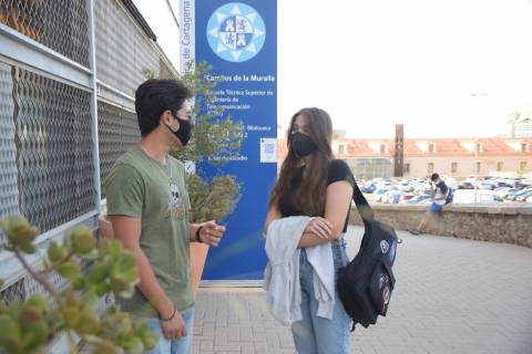 Dos alumnos de la Escuela de Telecomunicación antes de su primer día de clases.