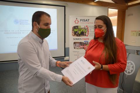 David Barqueros, de FISAT, recibiendo el trabajo realizado por la alumna, Marta de Lara.