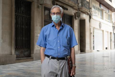 José María Conesa, junto al edificio que fue sede del Banco de Cartagena.