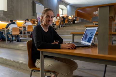 Ana Cánovas, en una zona de estudio de la Escuela de Industriales, mostrando las microturbinas que ha analizado en su TFG.