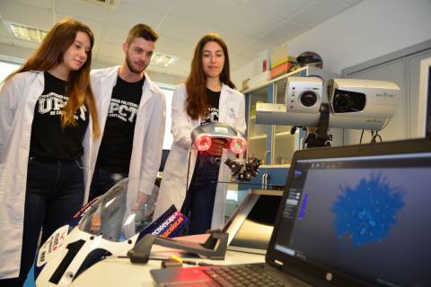 Estudiantes en el taller de escaneado 3D del SAIT.