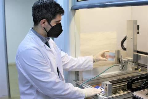 Rodolfo López en el laboratorio donde ha realizado los ensayos.