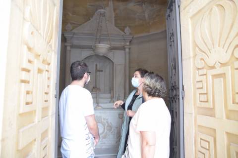 La arquitecta María José Muñoz explicando la restauración a unos visitantes.