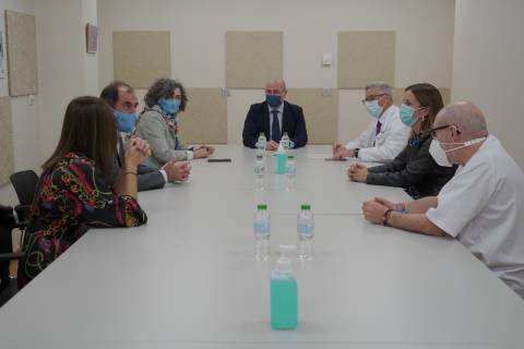 Reunión previa a la firma entre la rectora y el gerente del SMS del convenio de creación del laboratorio.