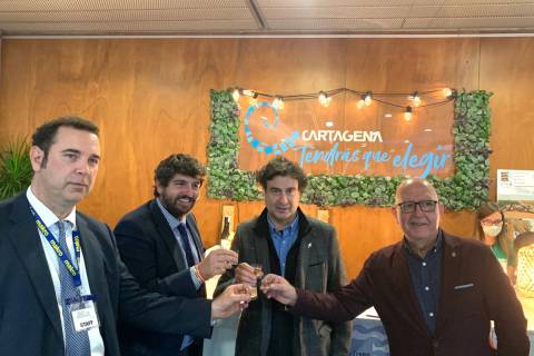 Sergio Gallego, Fernando López Miras, Pepe Rodríguez y Manuel Padín, brindando con el vino Tomás Ferro.