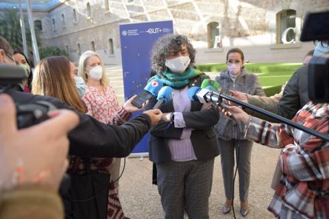 La rectora, atendiendo a los medios. Detrás, Yvonne Galligan.