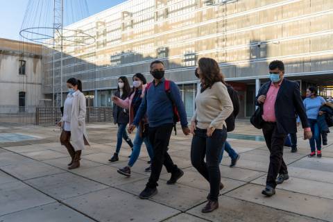 Responsables de universidades indias y nepalíes accediendo a la Escuela de Telecomunicación de la UPCT.