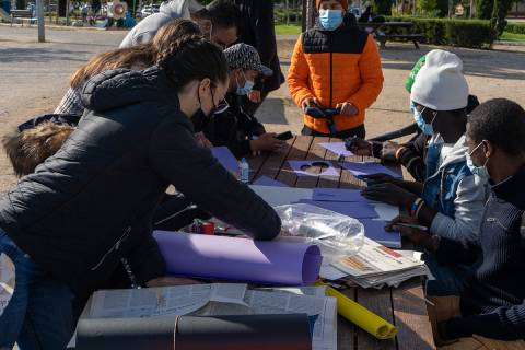 Una voluntaria de la UPCT en una actividad de ACCEM.