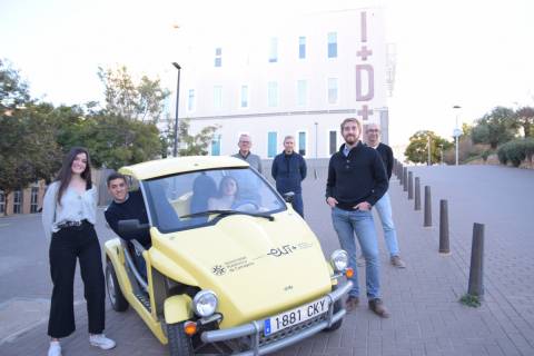 Alumnos de la intensificación en Vehículos eléctricos, junto a sus profesores.