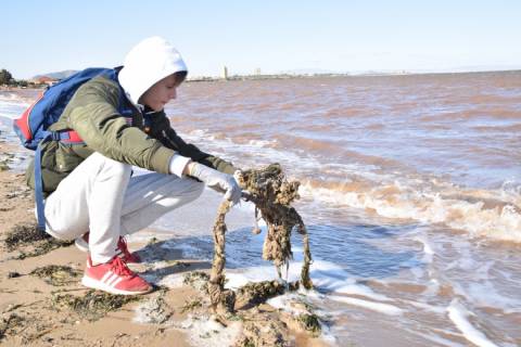 Imagen de archivo de un alumno de Secundaria durante una recogida de basura en playas del Mar Menor.