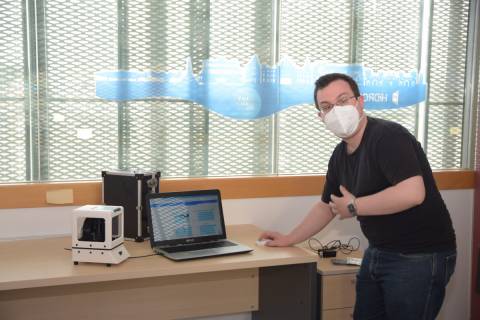 Daniel Carreres, en junio, durante la presentación del esoectrofotómetro patentado a raíz de su tesis.