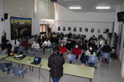 Sonia Olmos durante su charla en el instituto.