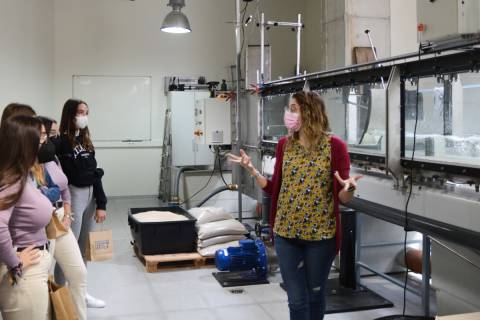 Una visita a un laboratorio de Hidráulica durante la presentación a alumnas preuniversitarias del proyecto Mujer e Ingeniería.