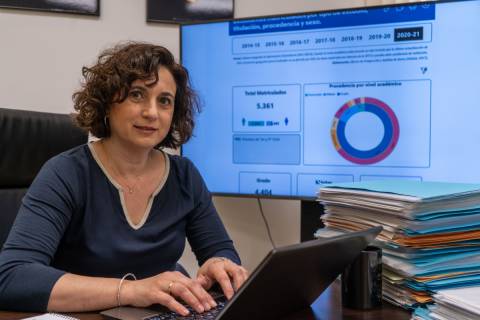 Mari Carmen Bueso, responsable de la Oficina de Prospección y Análisis de Datos (OPADA) de la UPCT. De fondo, estadísticas publicadas en UPCTboards.