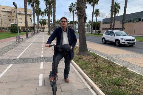 García-Ayllón, con un patinete, en un carril bici de Cartagena.