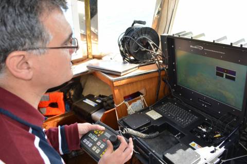 Guerrero explorando fondos con un robot submarino en el entorno del puerto de Cartagena, en una imagen de archivo.