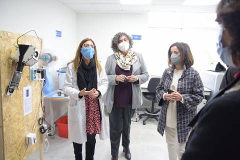 Lola Ojados, Beatriz Miguel y Catalina Egea junto a la extrusora de plástico.