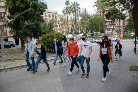 Voluntarios de ESN acompañan a estudiantes erasmus en el barrio universitario.