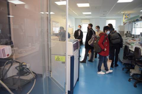 Investigadores en nanotecnologías visitando laboratorios de la UPCT.