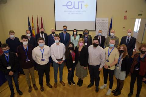 Los ocho rectores de EUt+ junto con delegados de los estudiantes, hoy en el Rectorado.